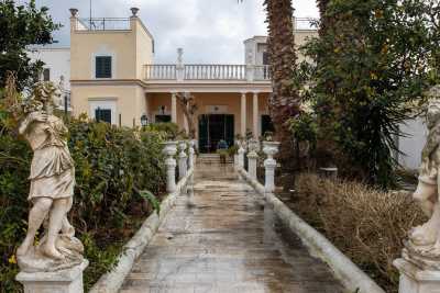 Tra giardini, statue e torrette si staglia dal 1911 sul mare di Santo Spirito: � Villa Damiani